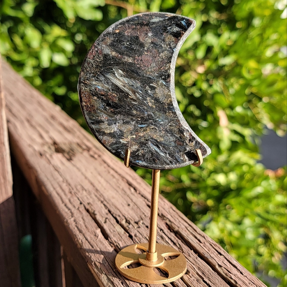 (B) NEW 2.05" x 3.25" GARNET & ARFVEDSONITE MOON